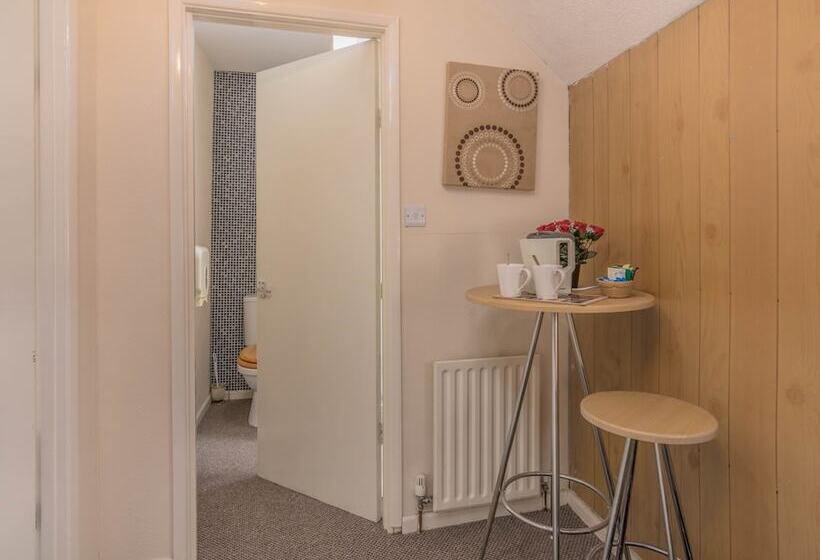 פונדק The Horse & Jockey