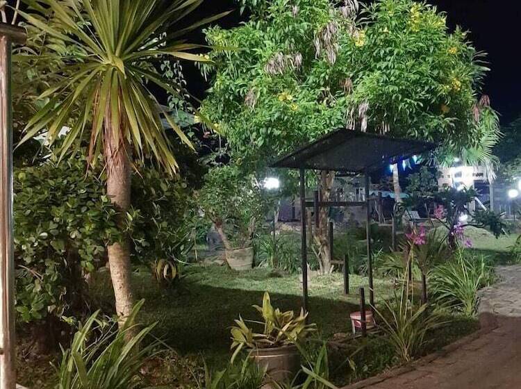 בית מלון כפרי Fortune Front One  Kendari