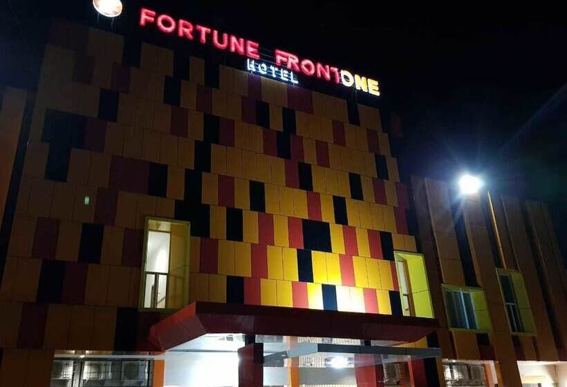 בית מלון כפרי Fortune Front One  Kendari