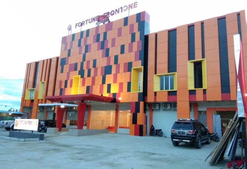 בית מלון כפרי Fortune Front One  Kendari