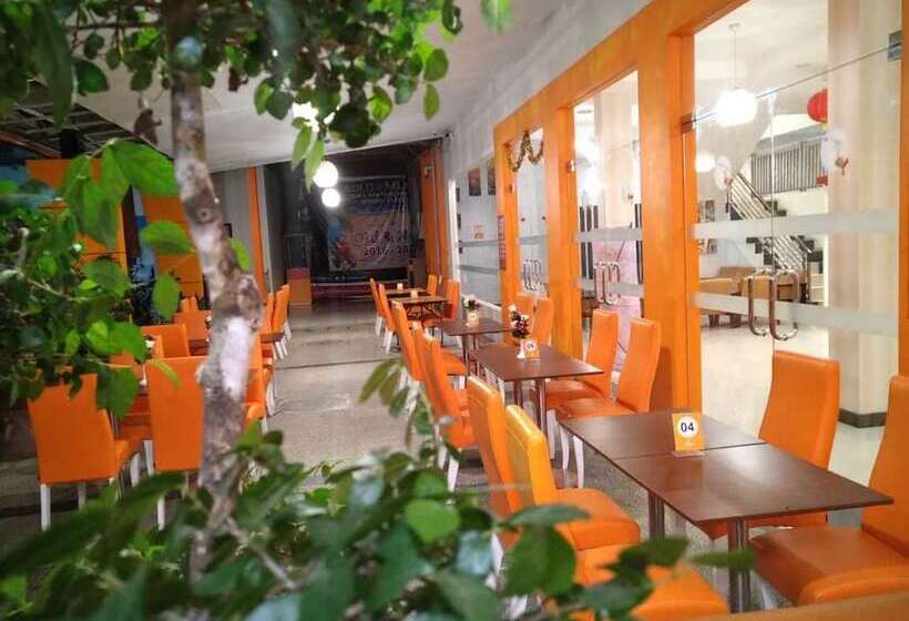 בית מלון כפרי Fortune Front One  Kendari