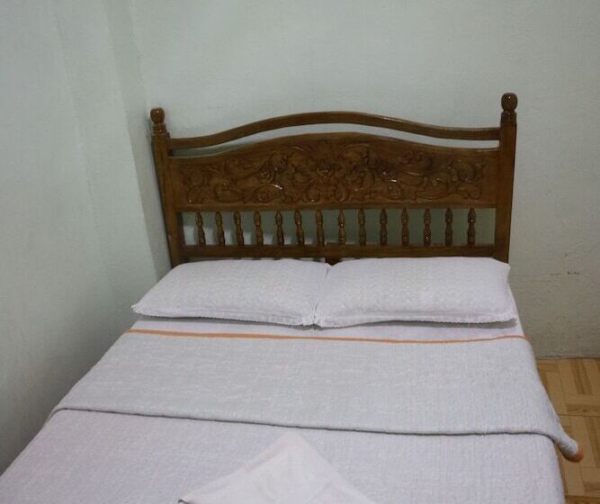 هتل Miles Pension House