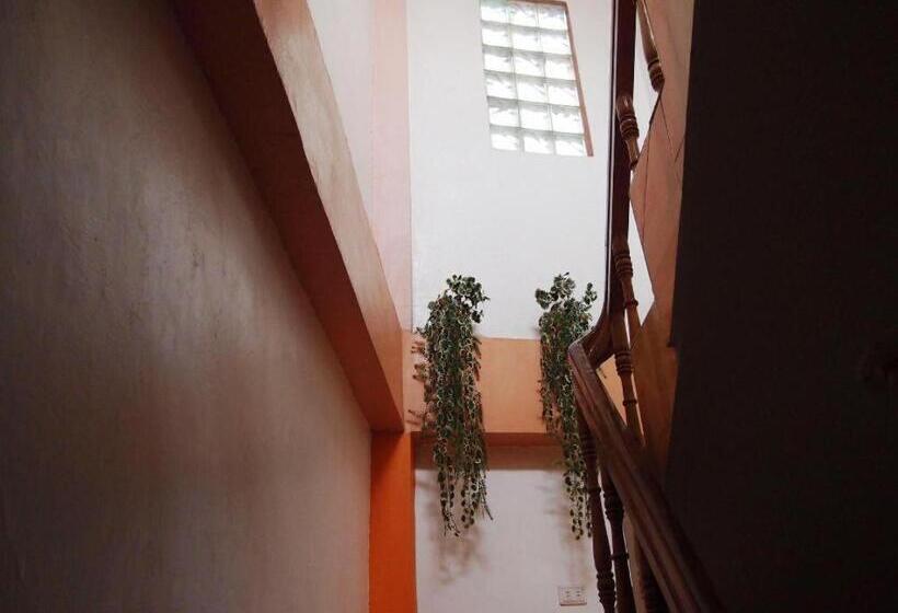 هتل Miles Pension House