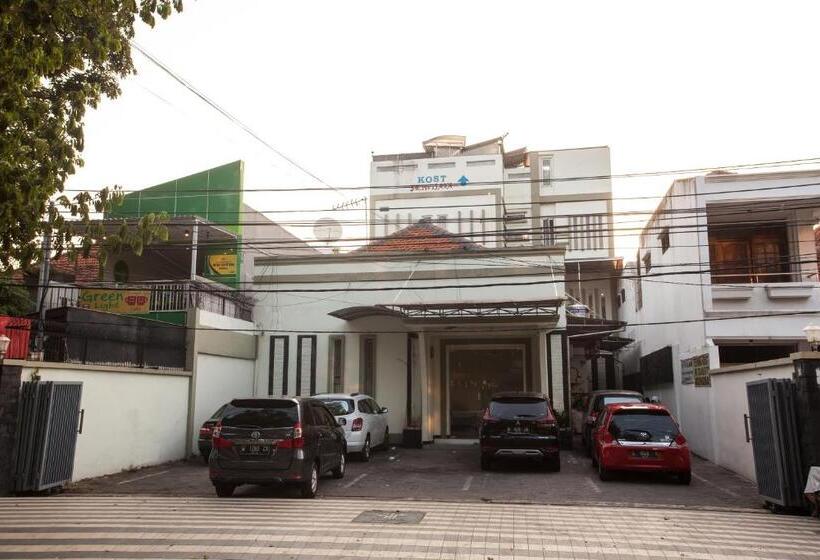 Отель Reddoorz Near Taman Bungkul