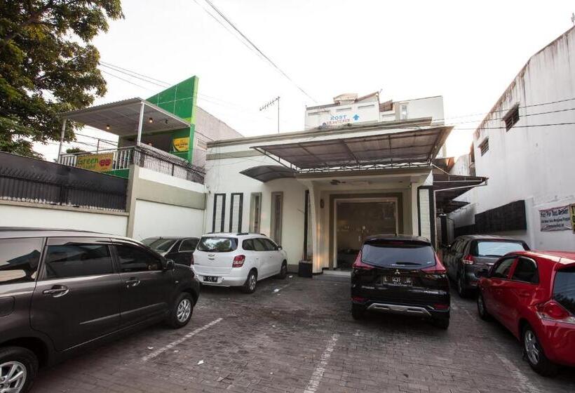 Отель Reddoorz Near Taman Bungkul