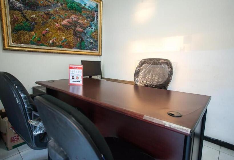 Отель Reddoorz Near Taman Bungkul