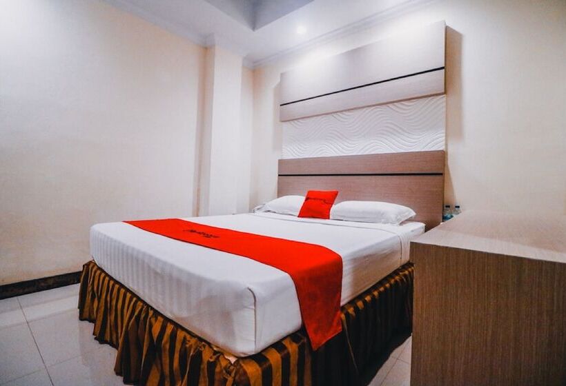 Отель Reddoorz Plus Near Makassar Town Square