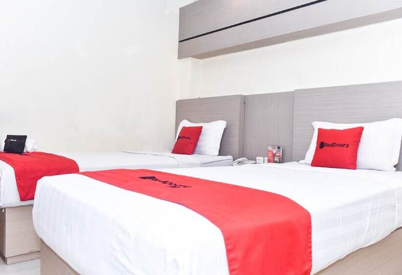 Отель Reddoorz Plus Near Makassar Town Square