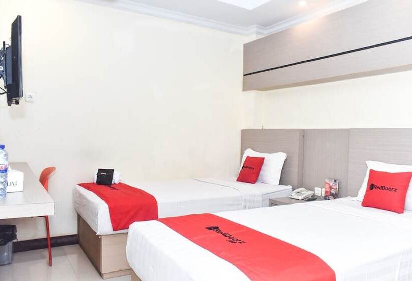 فندق Reddoorz Plus Near Makassar Town Square