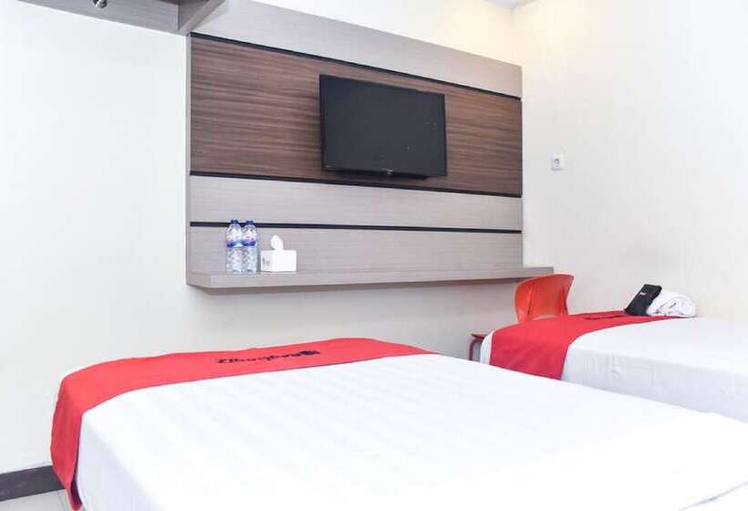 Отель Reddoorz Plus Near Makassar Town Square