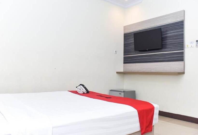 Отель Reddoorz Plus Near Makassar Town Square