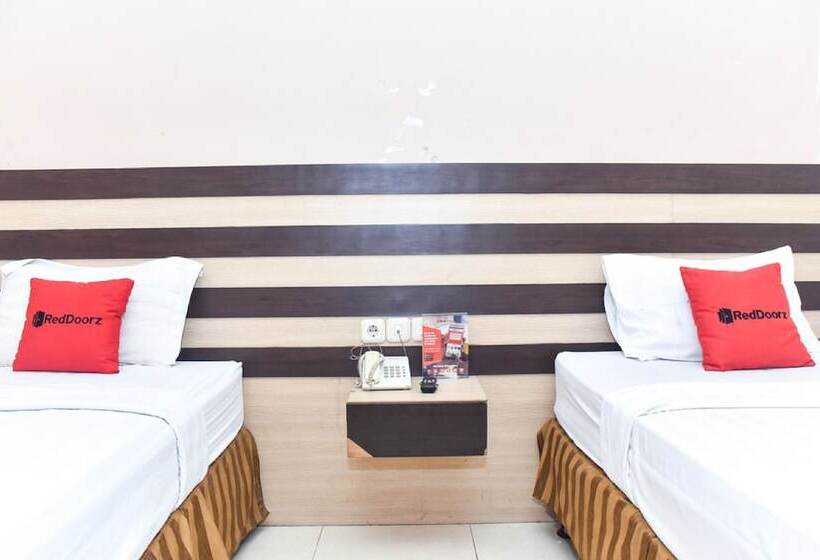 Отель Reddoorz Plus Near Makassar Town Square