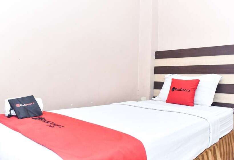 فندق Reddoorz Plus Near Makassar Town Square
