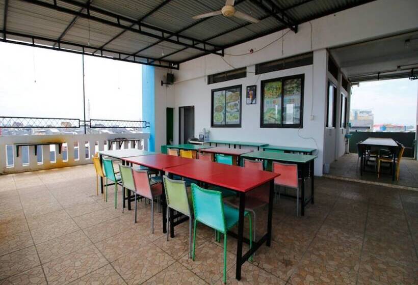 ホテル Reddoorz Plus Near Pelabuhan Makassar