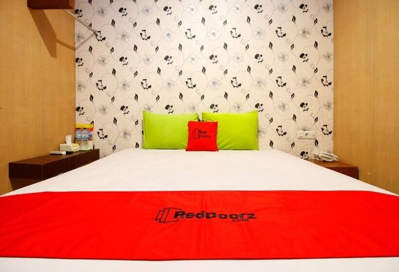 ホテル Reddoorz Plus Near Pelabuhan Makassar