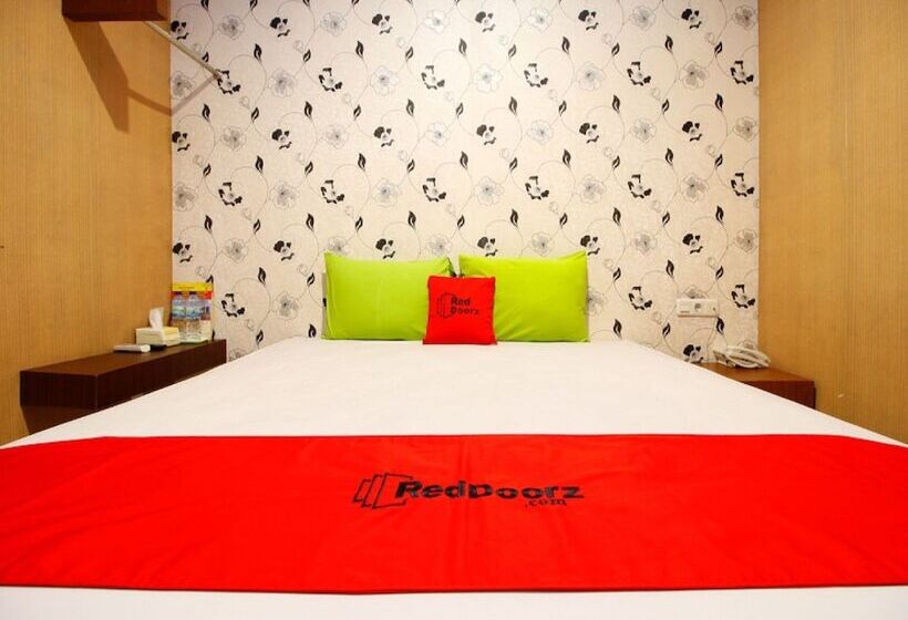 ホテル Reddoorz Plus Near Pelabuhan Makassar