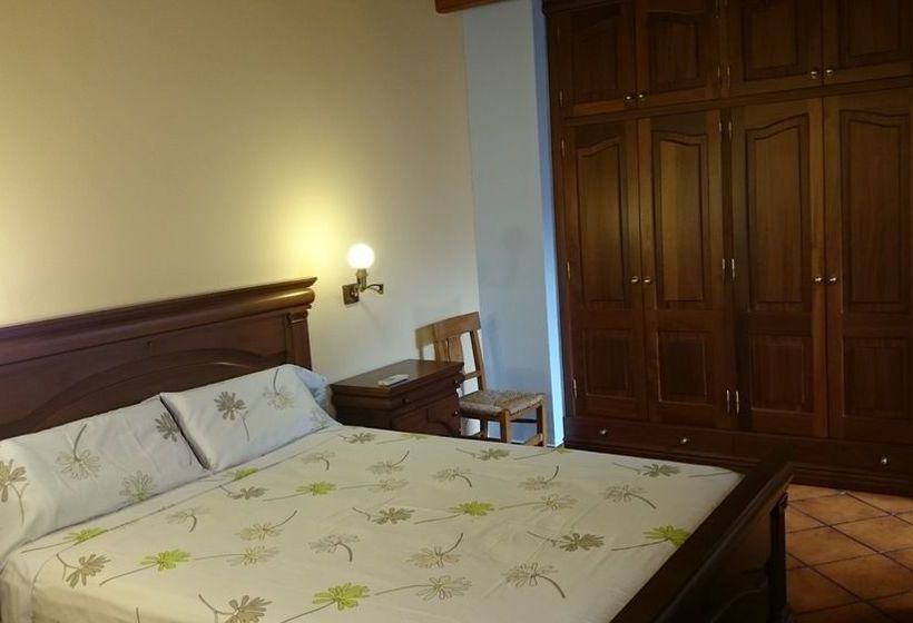 بنسيون Menurkasanta Clara