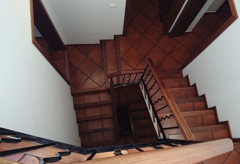 بنسيون Menurkasanta Clara