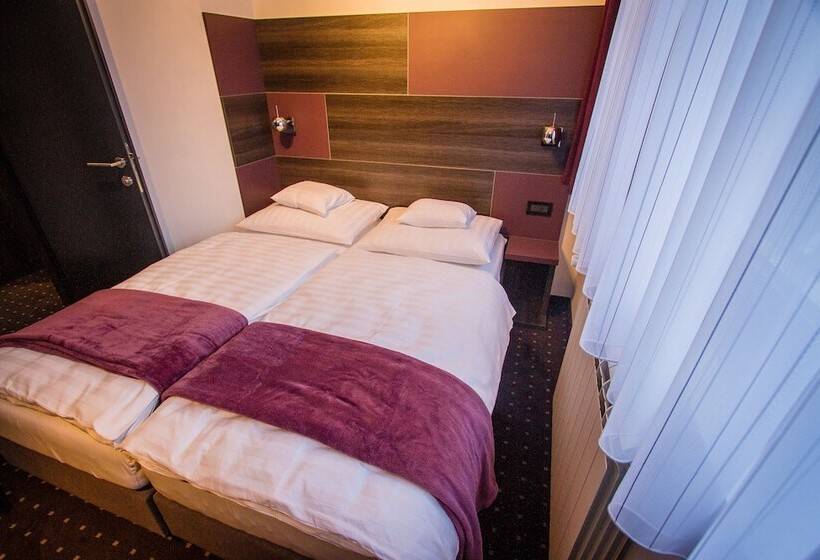 פנסיון Log In Rooms