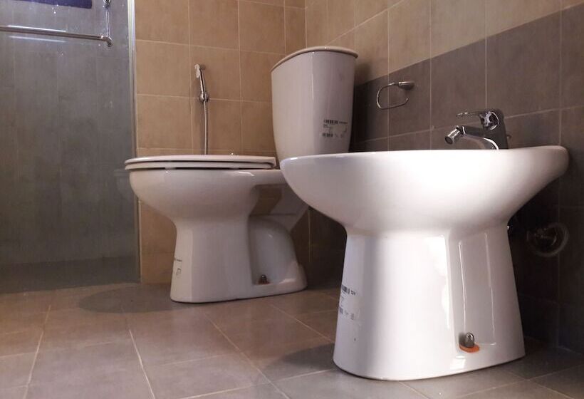 بنسيون Lush Lakeside Villa