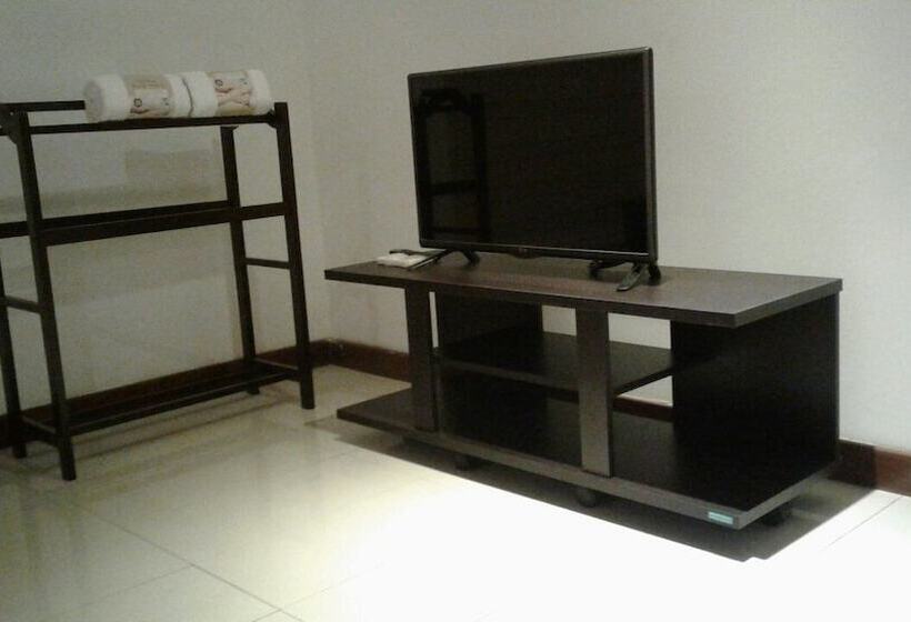 بنسيون Lush Lakeside Villa