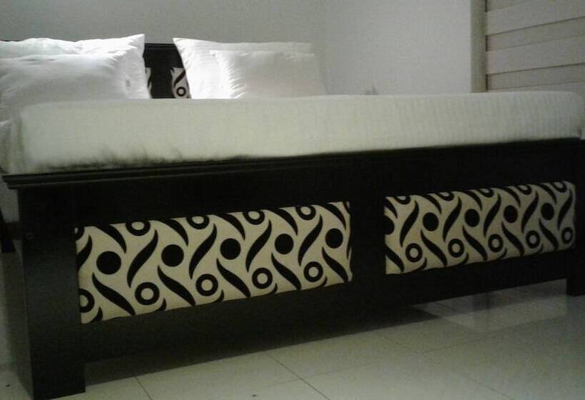 بنسيون Lush Lakeside Villa