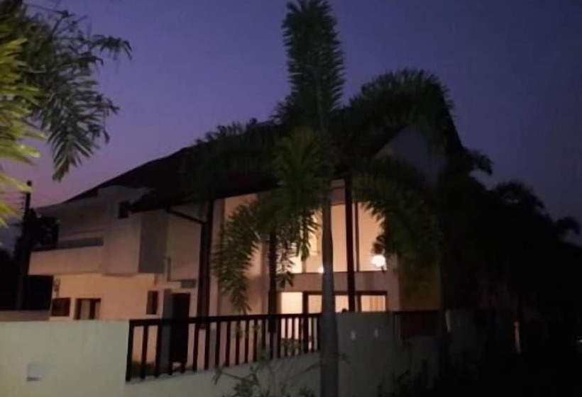 بنسيون Lush Lakeside Villa