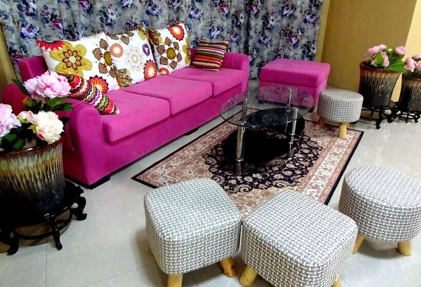 پانسیون The Yellow House