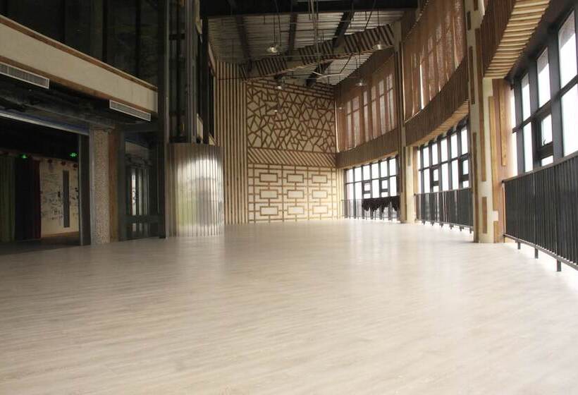 Red Flag Canal Intl Youth Hostel