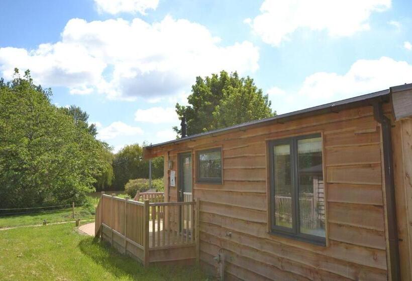 The Chiltern Lodges At Upper Farm Henton