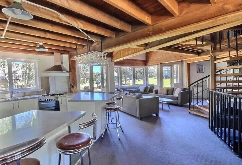 Banjo S Chalet, Alpine Getaways