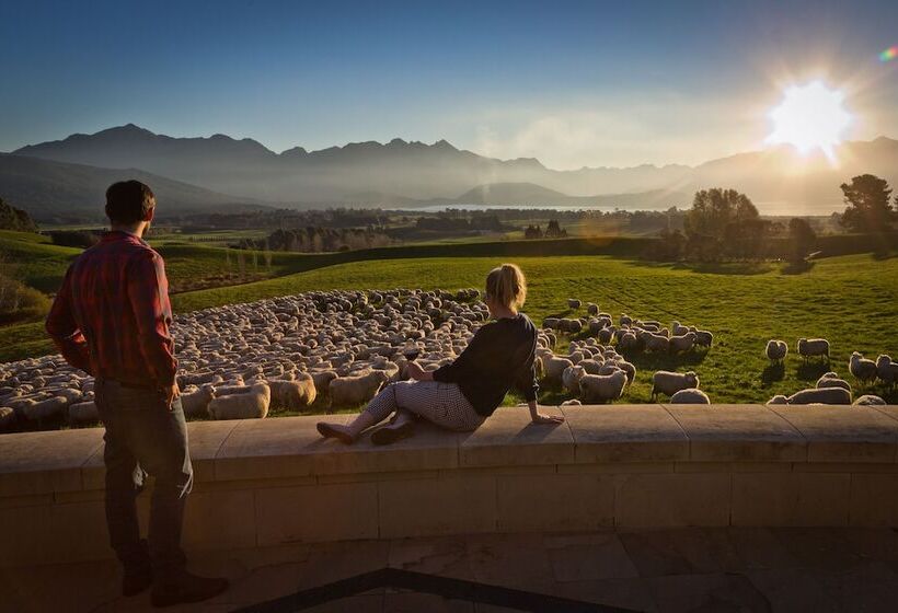 تختخواب و صبحانه Cabot Lodge