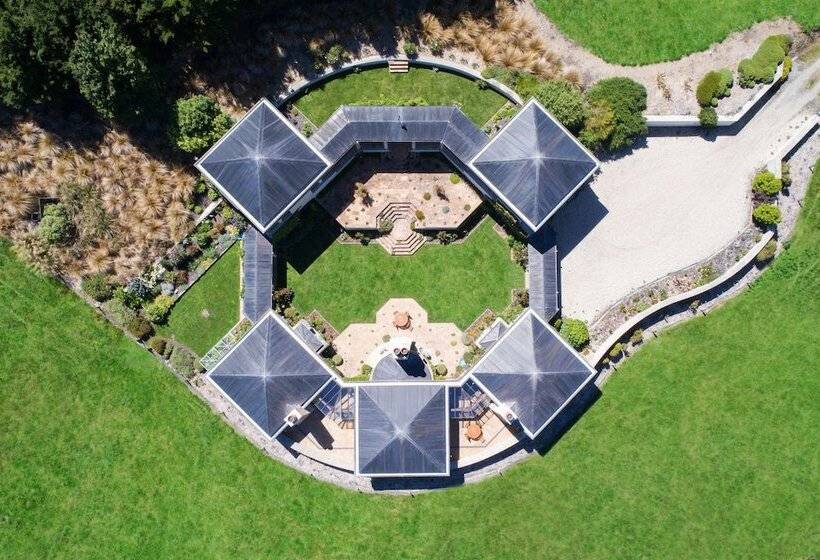 تختخواب و صبحانه Cabot Lodge