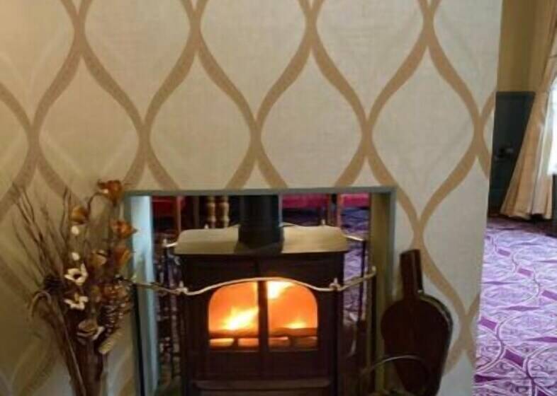 פונדק Crown And Anchor