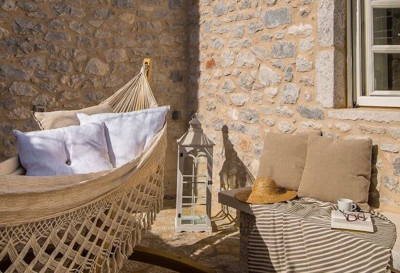 Отель Bassa Maina Villas & Suites