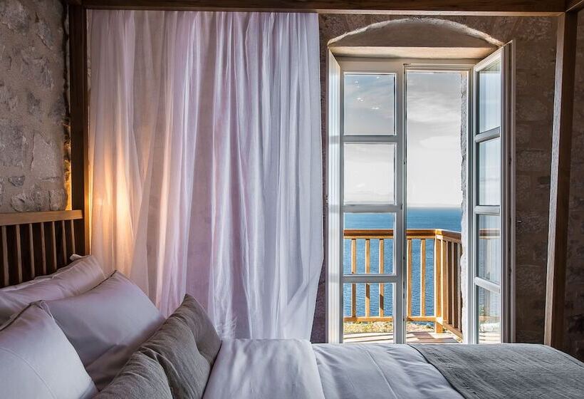 Отель Bassa Maina Villas & Suites