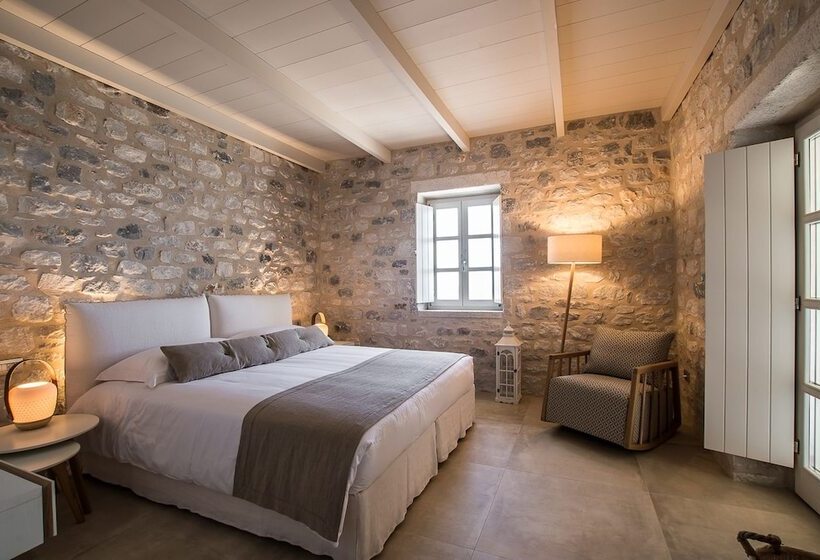 Отель Bassa Maina Villas & Suites