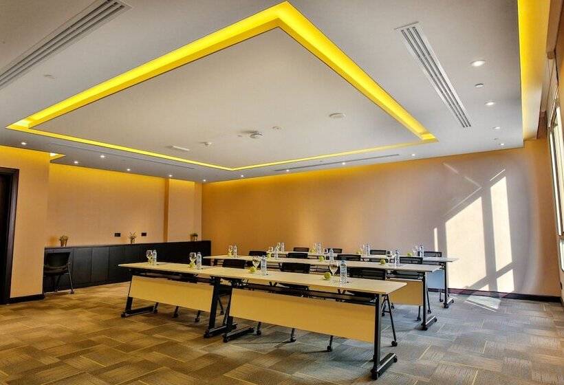 Отель Four Points By Sheraton Production City, Dubai