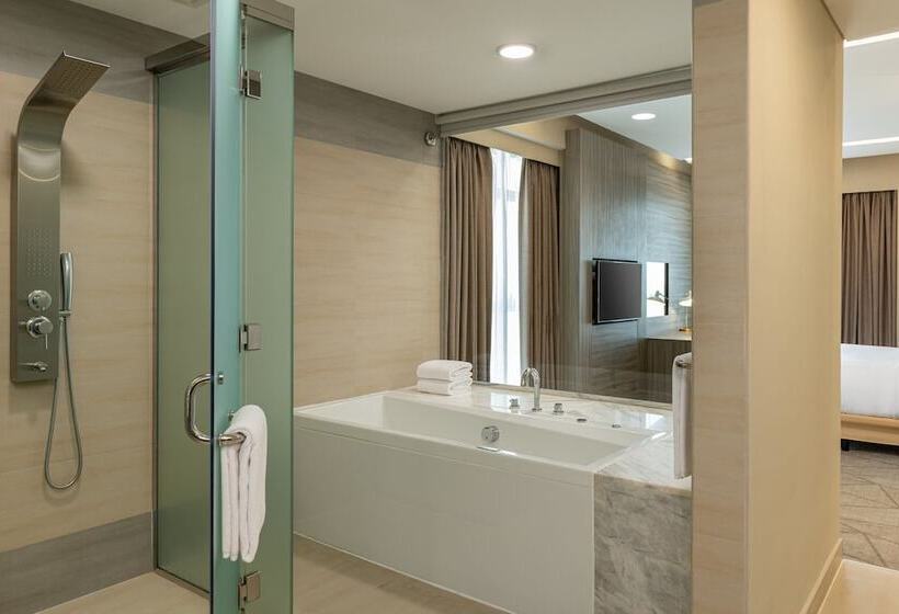 Отель Four Points By Sheraton Production City, Dubai