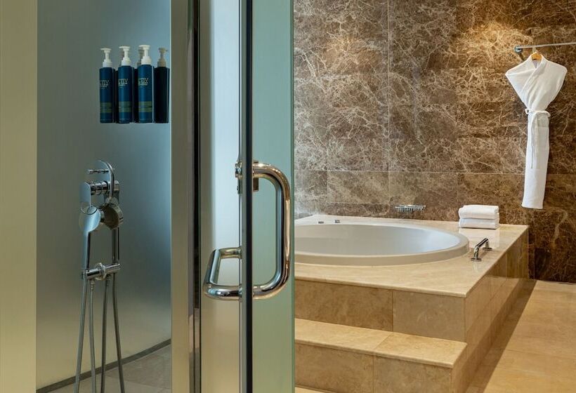 Отель Four Points By Sheraton Production City, Dubai