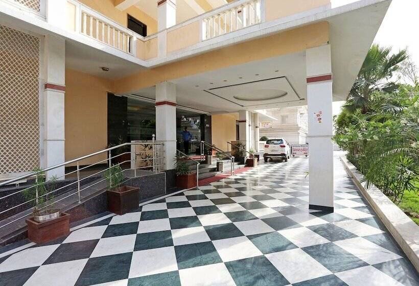 Hotel Oyo 13564 Near Prem Mandir