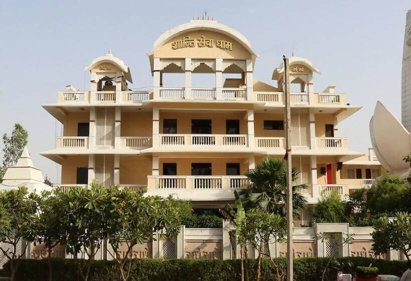 Hotel Oyo 13564 Near Prem Mandir