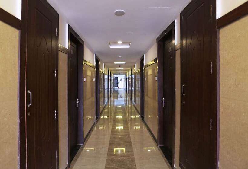 Hotel Oyo 13564 Near Prem Mandir
