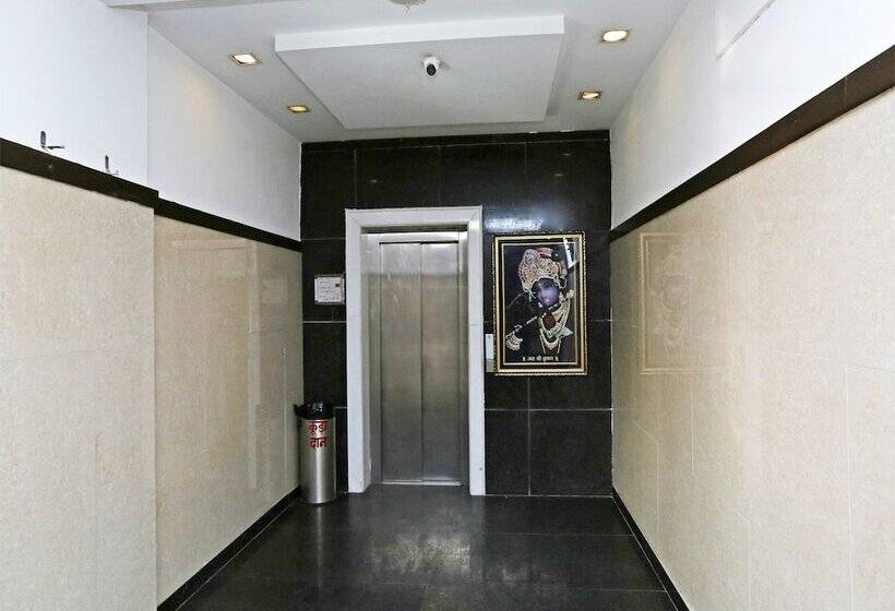 Hotel Oyo 13564 Near Prem Mandir