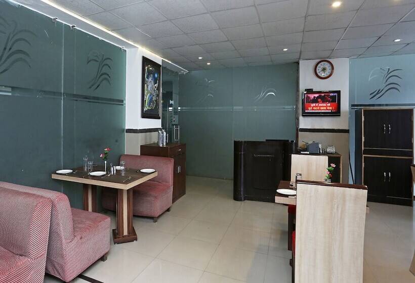 Hotel Oyo 13564 Near Prem Mandir