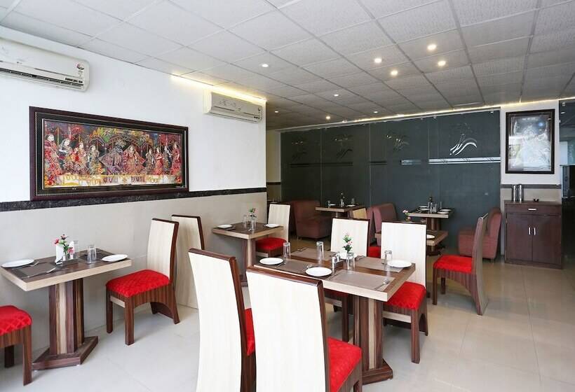 Hotel Oyo 13564 Near Prem Mandir