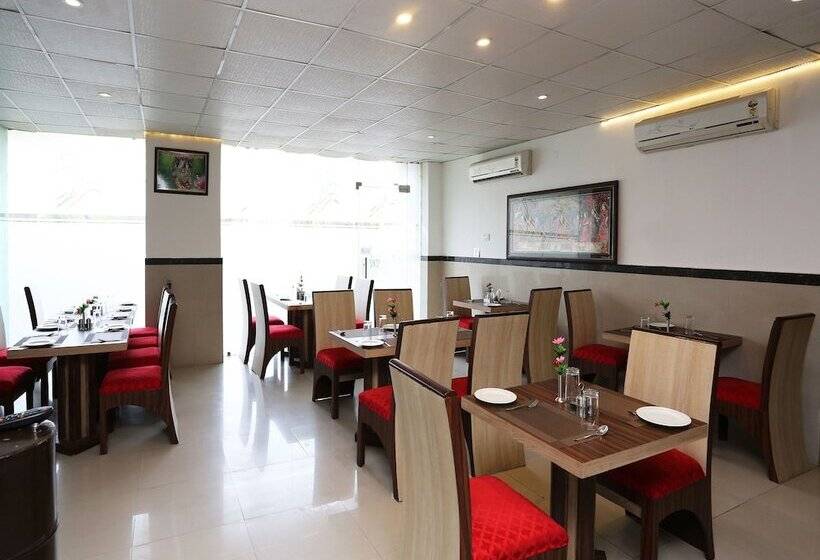 Hotel Oyo 13564 Near Prem Mandir