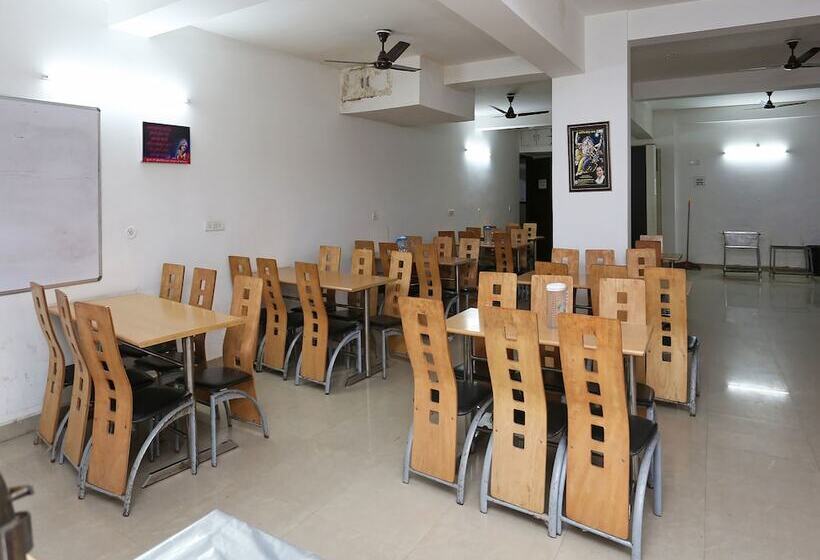 Hotel Oyo 13564 Near Prem Mandir