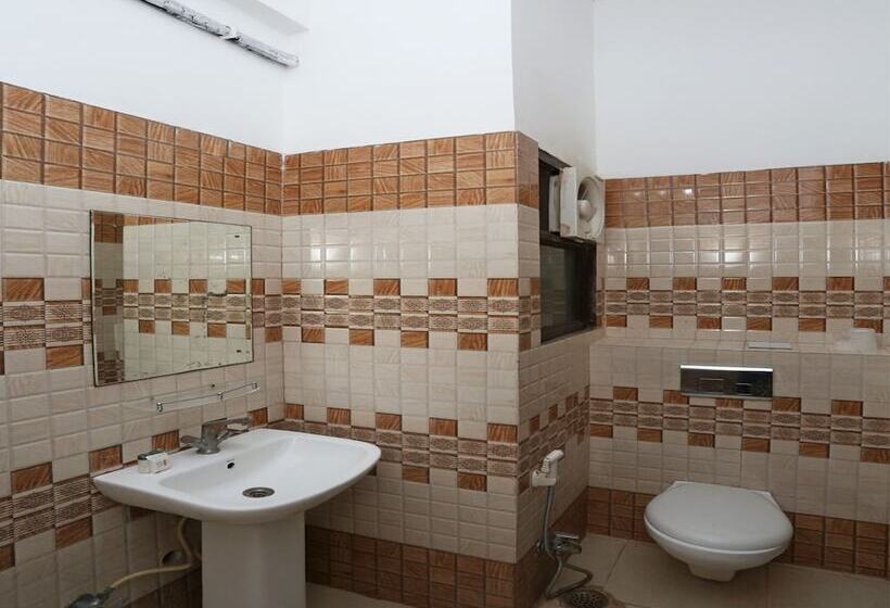 Hotel Oyo 13564 Near Prem Mandir