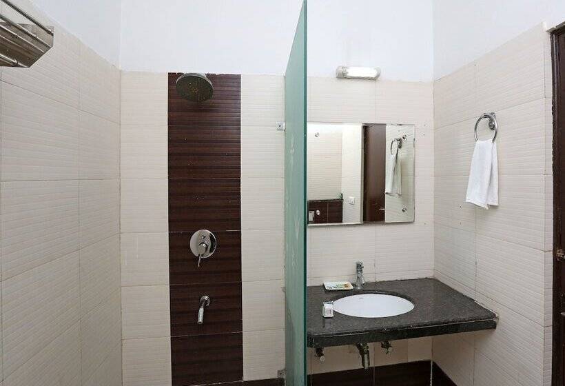 Hotel Oyo 13564 Near Prem Mandir